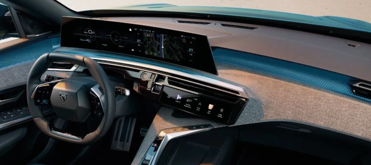 Be seamlessly in sync with the new-look PEUGEOT panoramic i-Cockpit